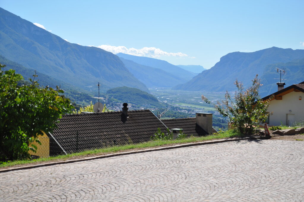 Vista panoramica sulla città di Trento dall’alloggio turistico Il Fiore del Calisio a Villamontagna