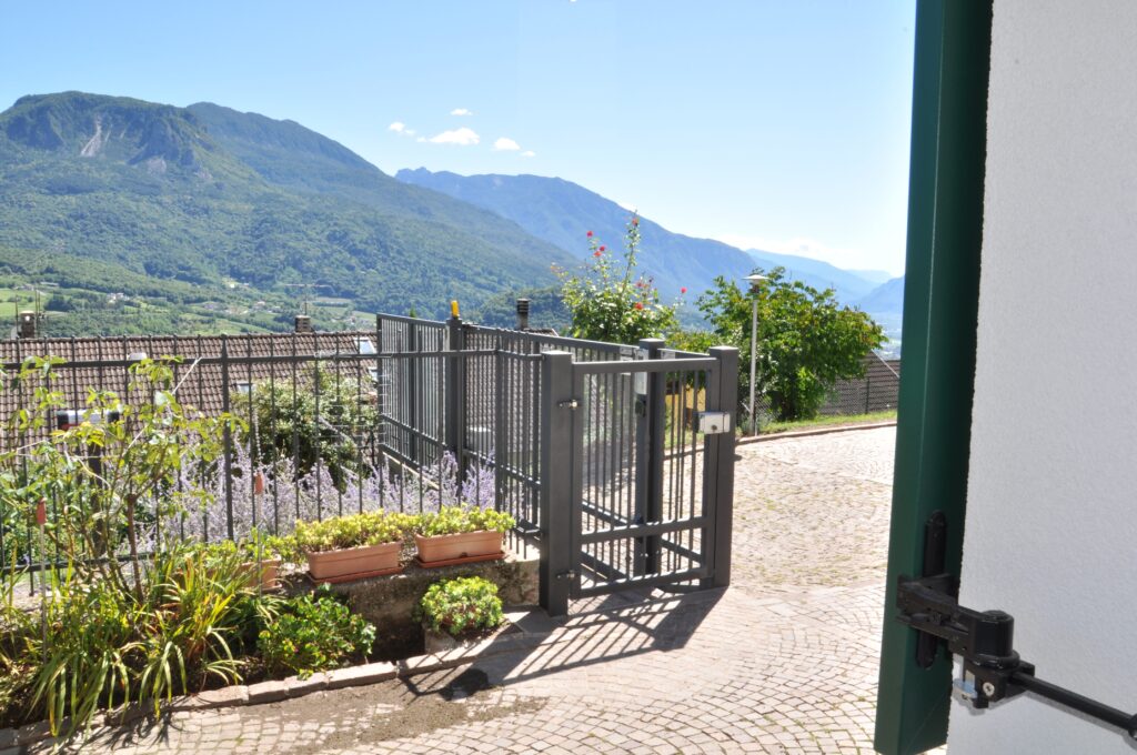 L'accesso alla casa con panorama su Trento dall’alloggio Il Fiore del Calisio a Villamontagna