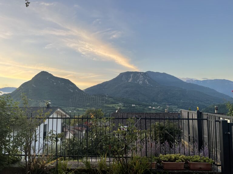 Vista panoramica sulle montagne circostanti dal nostro alloggio turistico Il Fiore del Calisio a Villamontagna