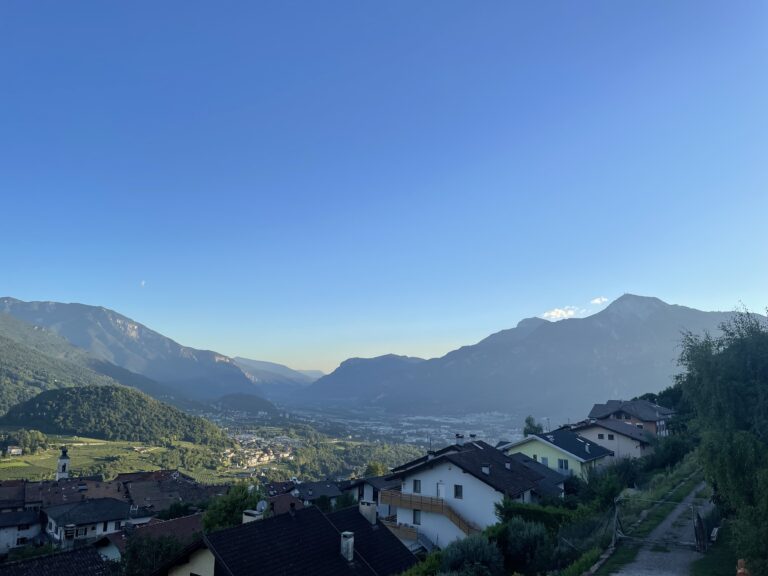 Il Monte Bondone che domina la città di Trento visto dall’alloggio Il Fiore del Calisio a Villamontagna