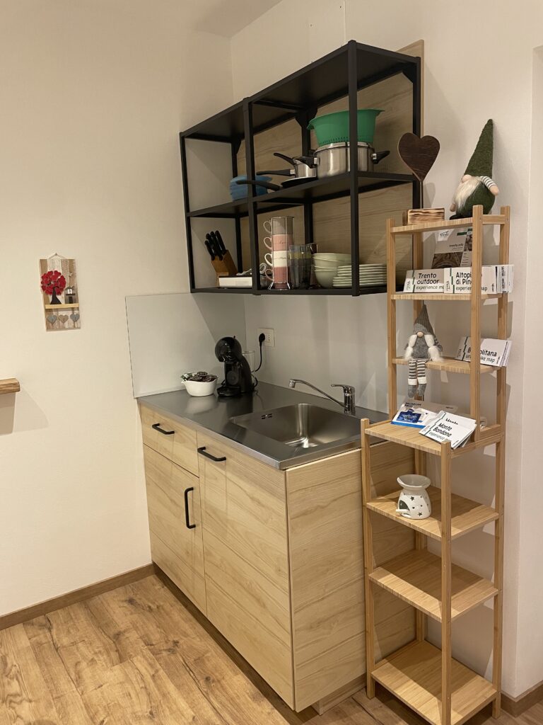 Cucina attrezzata dell’alloggio Il Fiore del Calisio a Villamontagna, Trento